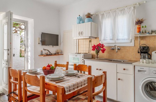 Paros House | Holiday Home 'Anastasia's house Ysterni' with Shared Garden & Wi-Fi