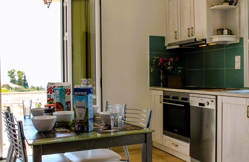 Gimari House | Holiday Home 'Bakers House' with Sea View, Balcony and Wi-Fi