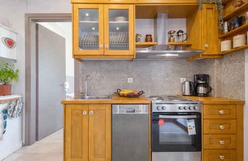 Katouna House | Holiday Home 'Cozy 2-bdrm-house with Garden' with Private Garden, Wi-Fi and Air Conditioning
