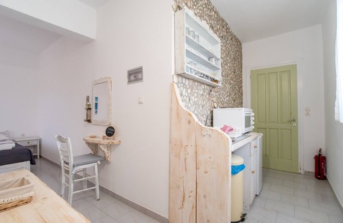 Paros House | Holiday Home 'Green Retreats 4 Paros' with Mountain View, Wi-Fi and Air Conditioning