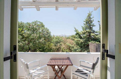 Paros House | Holiday Home 'Green Retreats 4 Paros' with Mountain View, Wi-Fi and Air Conditioning