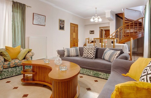 Elation House | Holiday Home 'Lions Residence' with Mountain View, Wi-Fi and Air Conditioning