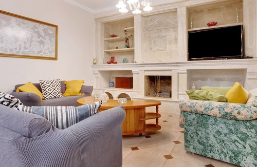 Elation House | Holiday Home 'Lions Residence' with Mountain View, Wi-Fi and Air Conditioning