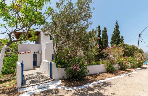 Batsi House | Holiday Home 'Seaview Mastrozanne Studio 7 Andros' with Sea View, Wi-Fi and Air Conditioning