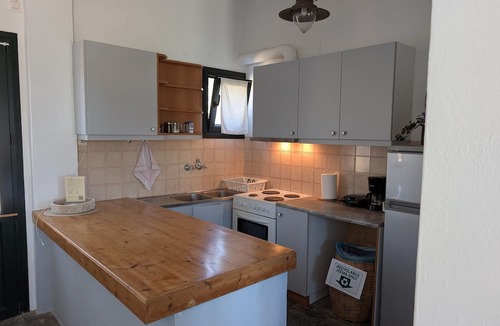 Kea House | Holiday Home 'The By The Sea' with Shared Garden, Balcony and Wi-Fi