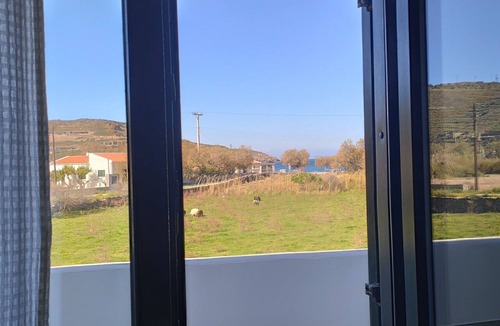Kea House | Holiday Home 'The By The Sea' with Shared Garden, Balcony and Wi-Fi