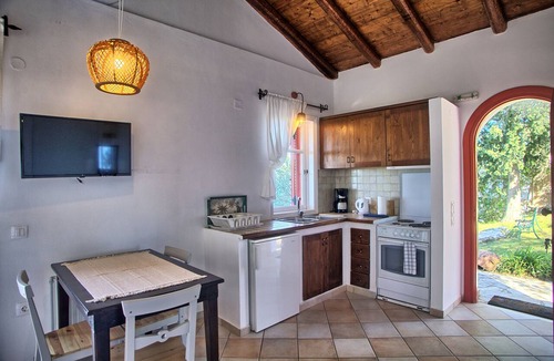 Kavallos House | Holiday Home 'Villa Meltemi' with Sea View, Wi-Fi, and Air Conditioning