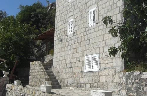 Kuljace House | Holiday villa with a view of the water