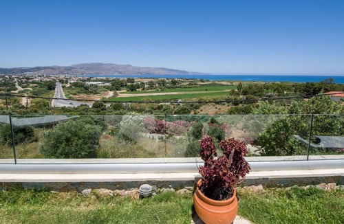 Kolymbari House | Holiday villa with garden, grill, and terrace