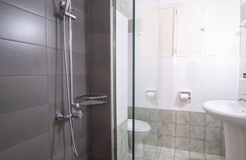 Bralos Hotel | Hotel Cokkinis