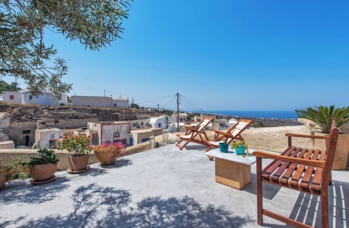 Kamari House | House in the traditional village of Finikia, 15min walk from Oia