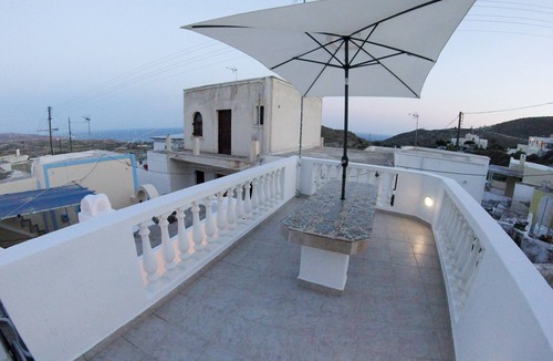 Akrotiri House | house under the castle