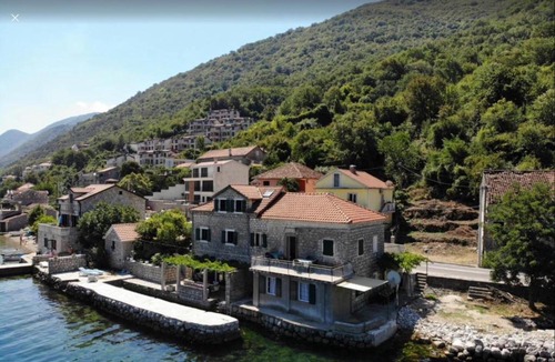 Donja Kostanjica Villa | House with a pier