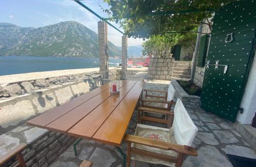 Donja Kostanjica Villa | House with a pier