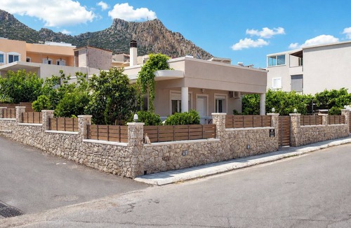 Palaiochora Apartment | Ilios Residence - 2BR House with Private Garden