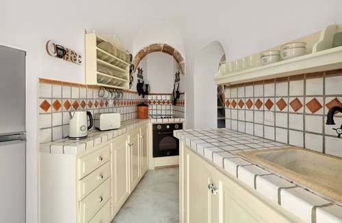 Oia Villa | Ilivatos - Elegant Villa on the Caldera's Edge
