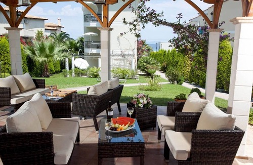 Polichrono Apartment | in Pallini mit Eigener Terrasse by Interhome