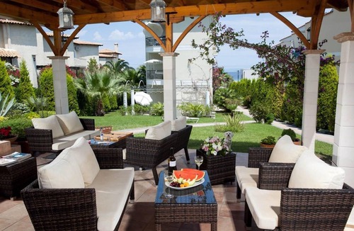 Polichrono Apartment | in Pallini mit Eigenem Balkon by Interhome