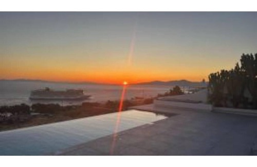 Mykonos Town Villa | Infinity 365 sunset pool City Walk 6-bedroom villa in Mykonos!