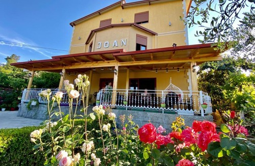Permet House | Joan Guesthouse