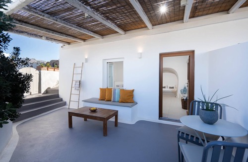 Oia Apartment | Kalyva House in center of Oia