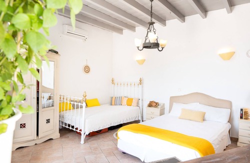 Sikinos House | Kimolos Apartment – Pet-Friendly with Sea View