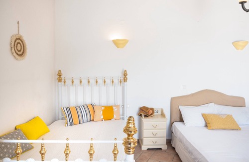 Sikinos House | Kimolos Apartment – Pet-Friendly with Sea View