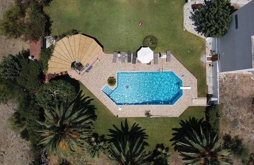 Bralos House | Kinetious Nisous Stylish Apt, Pool, near the Beach