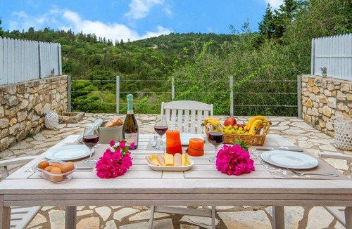 Ieromonachos House | Kirki s Cozy Getaway - Paxoi Getaway w Jacuzzi