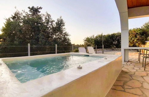 Ieromonachos House | Kirki s Cozy Getaway - Paxoi Getaway w Jacuzzi