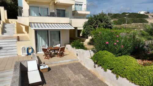 Almiros Apartment | KomiVillas