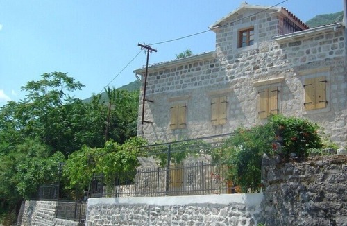 Prcanj Villa | Kotor Villa on the fiord! Swimming jetty, beach+amazing views 6-14 in 6 bedrooms