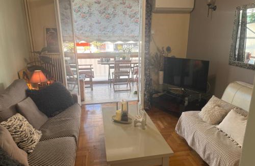 Kallithea Apartment | Kouklospito Cozy City Apartment in Kallithea Athens