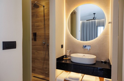 Nea Cryssi Akti Hotel | Kouros Blanc Resort & Suites