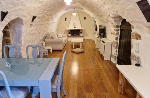 Omales Apartment | Krialianika House