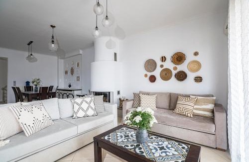 Sfakaki Villa | Krissa Villa a countryside retreat! by Rentado