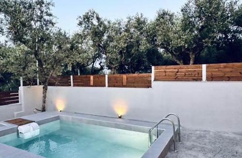 Agia Marina House | La casa di Bei-peaceful and secluded retreat with private pool- By Villa Mana Gers