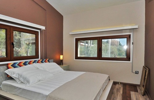 Kassandra Villa | Lancaster Mansion - Aquarium Villa by TravelPro Services