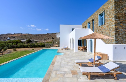 Andros Villa | Large house with swimming pool 100m from the beach