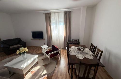 Mahala Apartment | Large Three-Bedroom Apartment 2 Min from Airport