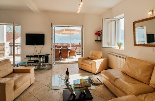 Orahovac Villa | Large villa, family friendly in Orahovac near 2 Restaurants, 20m Beach,Nr Kotor