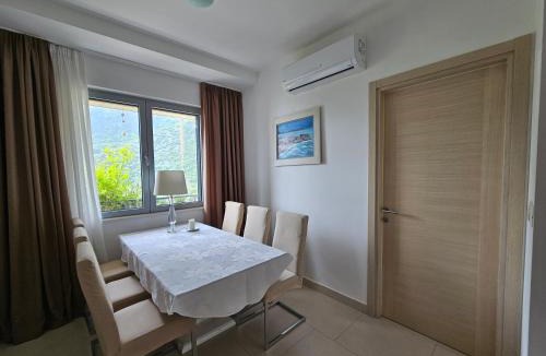 Donji Morinj Apartment | Lavender Bay В21