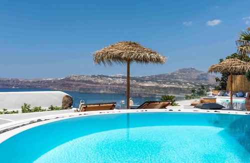 Akrotiri Villa | Lavish 5 BR Villa With Refreshing Pool And Jacuzzi