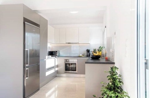 Galatsi Apartment | Light-flooded penthouse