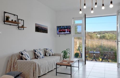 Vamos Apartment | Livingfy Apt with mountain view & garden