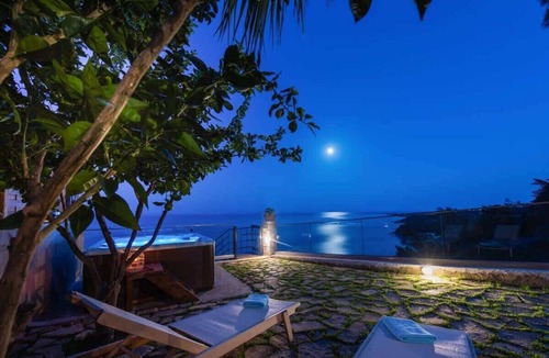 Xirokastello Villa | Loft Sea-View Cottage Outdoor 6-Seat Jacuzzi