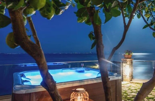 Xirokastello Villa | Loft Sea-View Cottage Outdoor 6-Seat Jacuzzi