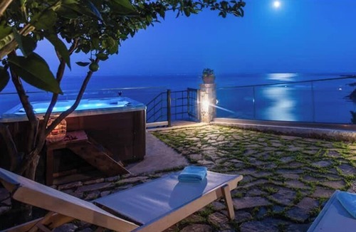 Xirokastello Villa | Loft Sea-View Cottage Outdoor 6-Seat Jacuzzi