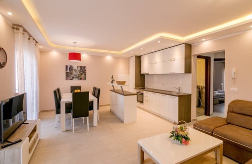 Skaljari Apartment | Lovely 2-bedroom apartment with free parking