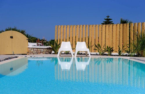 Exo Gialos Villa | Lovely Santorini Villa | 3 Bedrooms | Aria Villa | Private Pool & Close